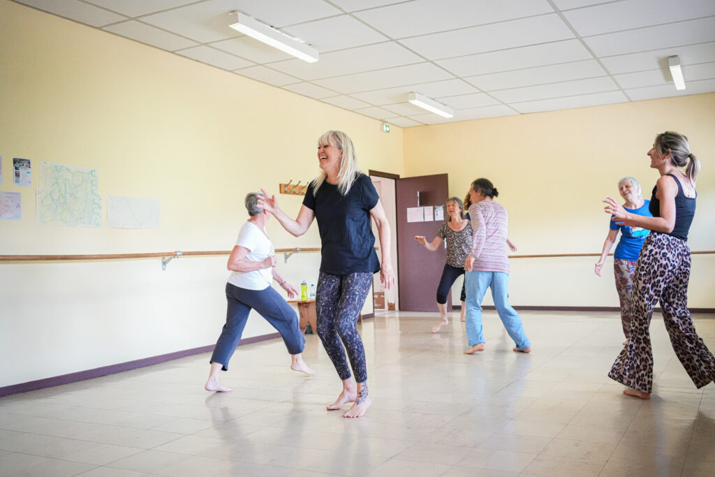 danse biodynamique, atelier danse, danse libre, groupe, adulte, nord isère, lyon, bourgoin, vienne, liberté, fluidité, gestion des émotions