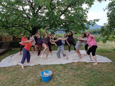 stage été, danse biodynamique, juste être soi, évasion, respiration, rythme, mélodie, thérapie corporelle, créativité, groupe, bienveillance, partage, découverte, nature, racine perchée