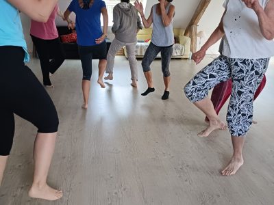 stage été, danse biodynamique, juste être soi, évasion, respiration, rythme, mélodie, thérapie corporelle, créativité, groupe, bienveillance, partage, découverte, nature, racine perchée