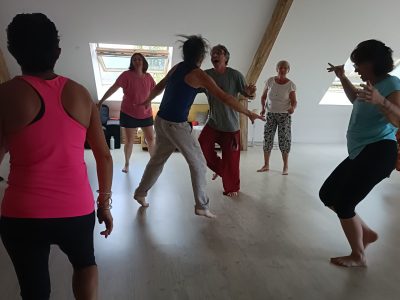 stage été, danse biodynamique, juste être soi, évasion, respiration, rythme, mélodie, thérapie corporelle, créativité, groupe, bienveillance, partage, découverte, nature, racine perchée