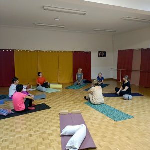 yoga, danse, massage, libre et lumineuse, danse biodynamique, rythme, mélodie, vinyasa, yin yoga, massage, détente profonde, repas gourmand, bien-être