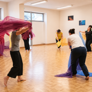 yoga, danse, massage, libre et lumineuse, danse biodynamique, rythme, mélodie, vinyasa, yin yoga, massage, détente profonde, repas gourmand, bien-être