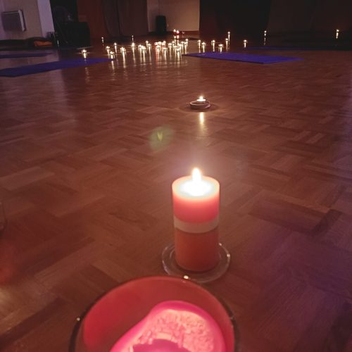 yoga doux, relaxation, auto-massage, détente, respiration, pause, apaisement, légèreté, être soi